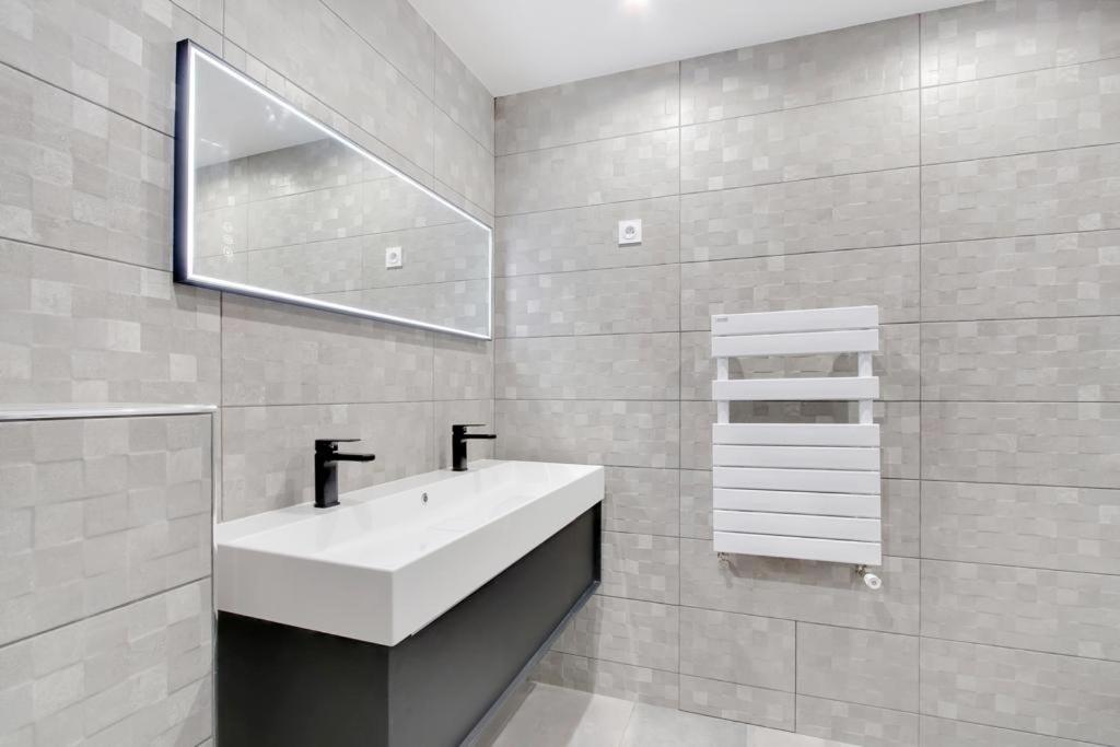 Trocadero/ Eiffel Tower - 3 Bedrooms- All New! Paris Exterior photo